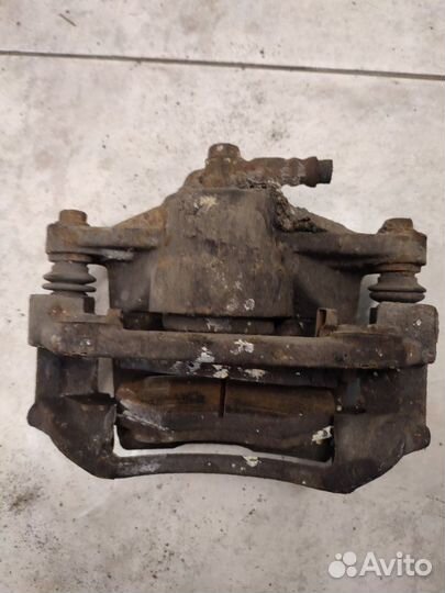 Суппорт тормозной передний правый Toyota Yaris 1SZ