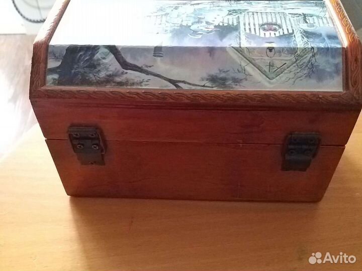 Деревянная шкатулка