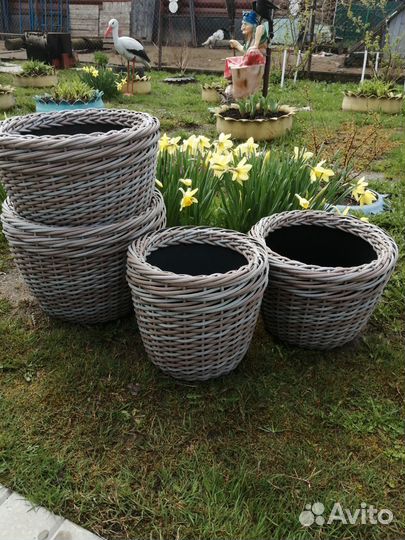 Кашпо из искусственного ротанга