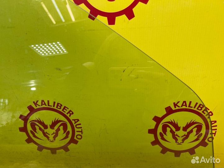 Стекло двери переднее правое Jeep Grand Cherokee 3