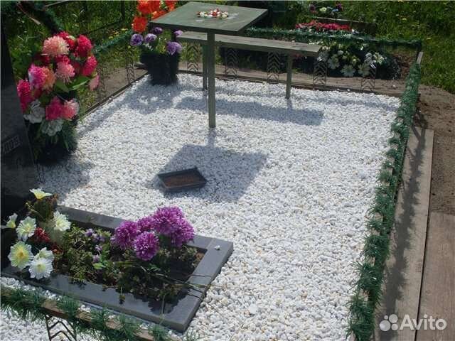 Уборка могил на кладбище