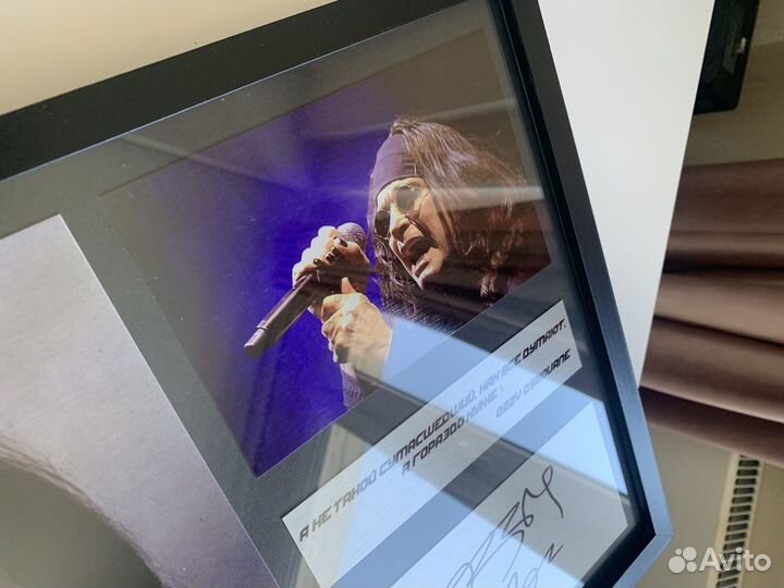 Ozzy Osbourne автограф на металле в рамке подарок