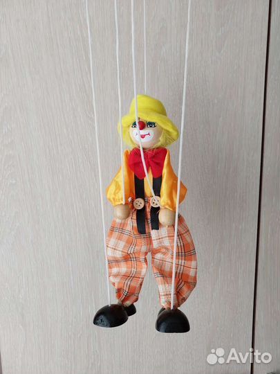 Клоун, на веревочках