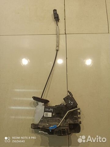 Замок двери (передний, левый) (Kia K5 III)