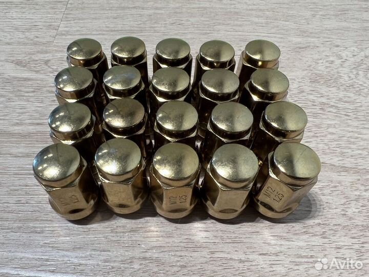 Стальные гайки М12х1.25, закрытые, цвет золото