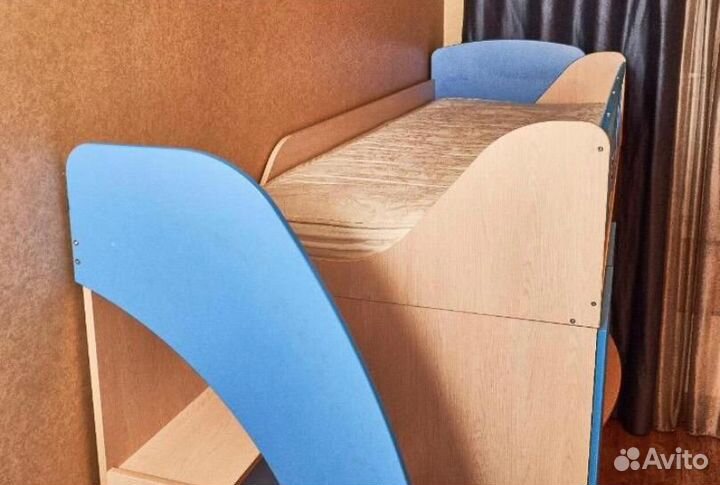 Детская кровать чердак со столом и шкафом