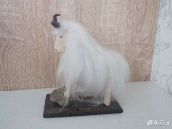 Сувенир фигурка горный козел