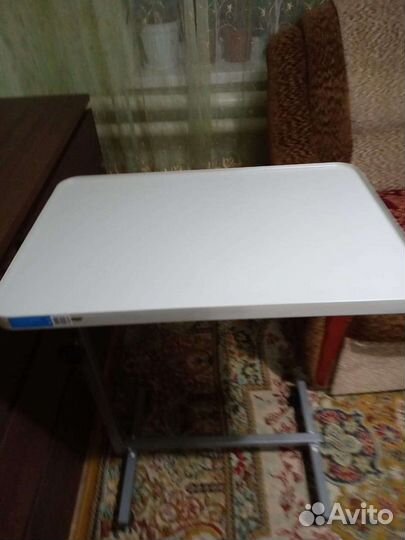 Прикроватный столик на колесиках