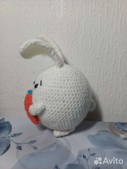 Вязанная детская игрушка зайчик