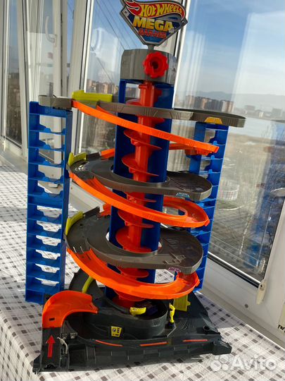 Hot wheels мега гараж