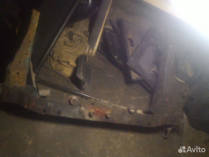 Усилитель бампера Nissan Primera W10