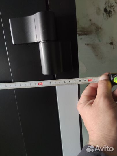 Дверь алюминиевая