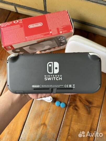 Nintendo Switch Lite 200игр