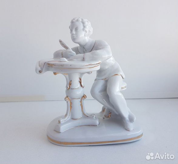 Статуэтка юный пушкин за столом. лфз. СССР