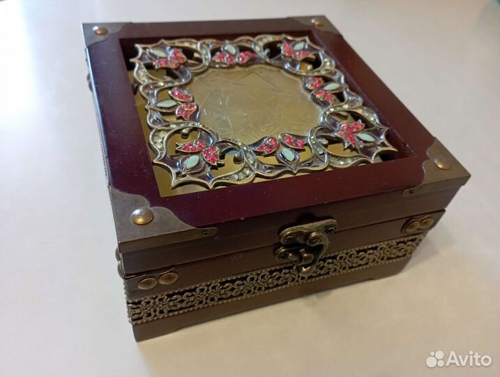 Деревянная шкатулка