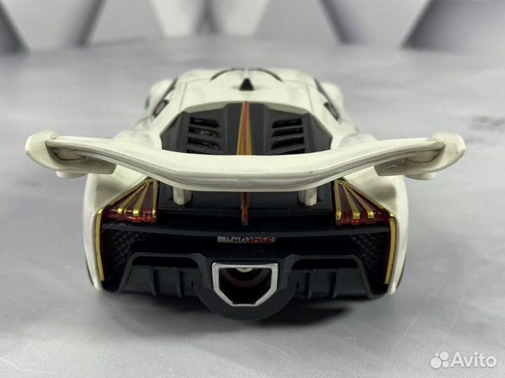 Модель машины HongQi S9 белая с выхлопом 1:24