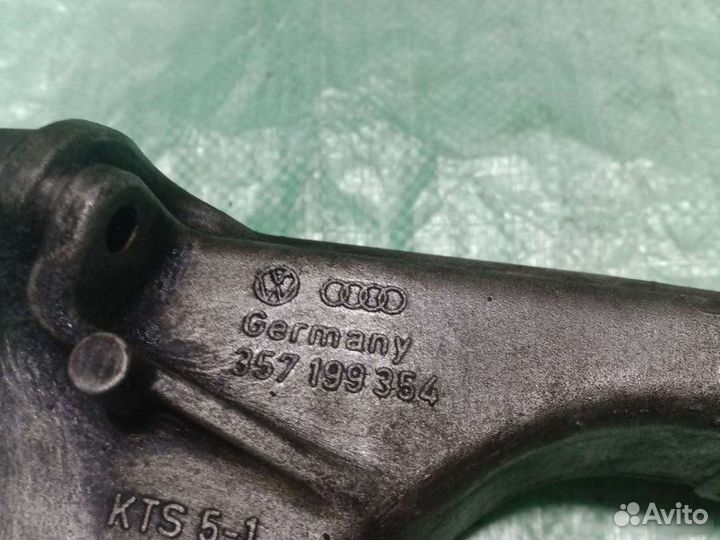 Опора двигателя правая Volkswagen Passat B3 седан