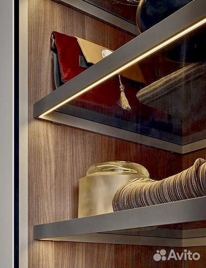 Стеклянная полка в нишу