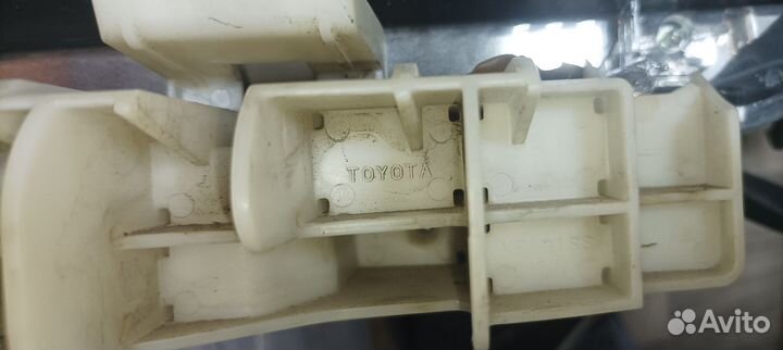 Фара передняя правая Toyota Land Cruiser 200