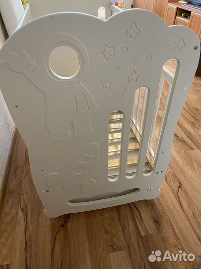 Детская кроватка с маятником и ящиком + комод