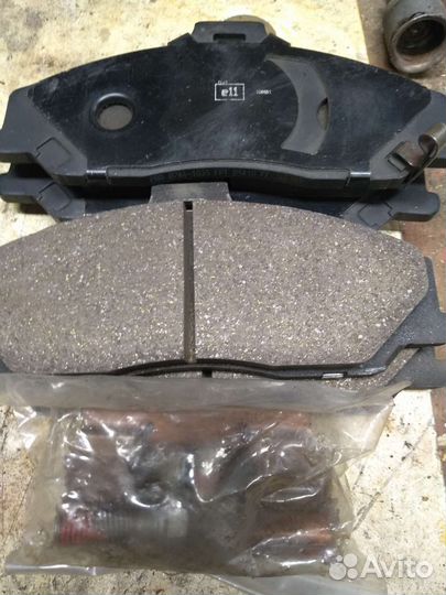 Тормозные колодки передние новые Митсубиси Паджеро