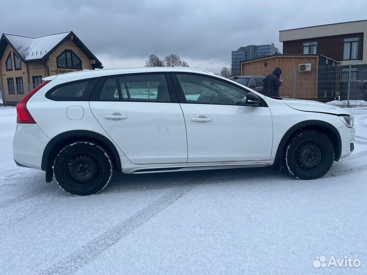 Volvo V60 Cross Country 2.4 AT, 2018, битый, 122 000 км