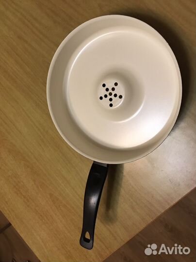 Сковорода с отверстиями в центре