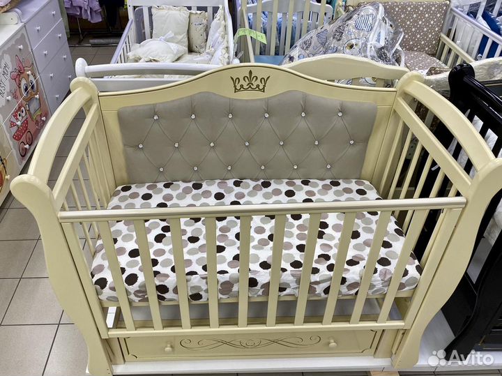 Детская кроватка с маятником