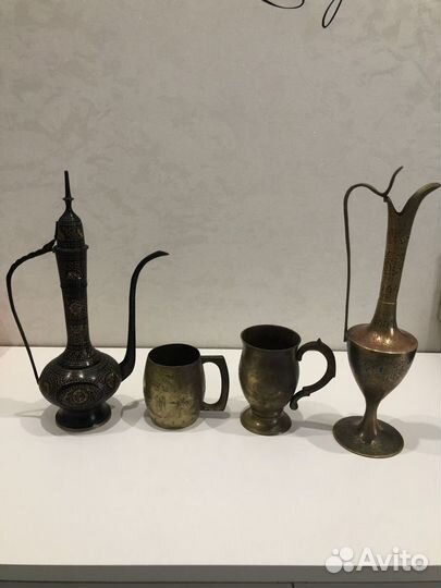 Бронзовые кружки и кувшины