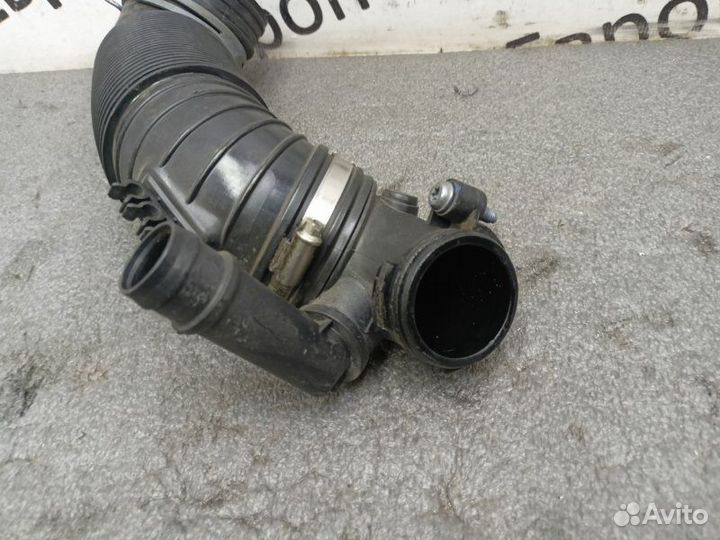 Патрубок впускной Volkswagen Tiguan 2.0 дизель