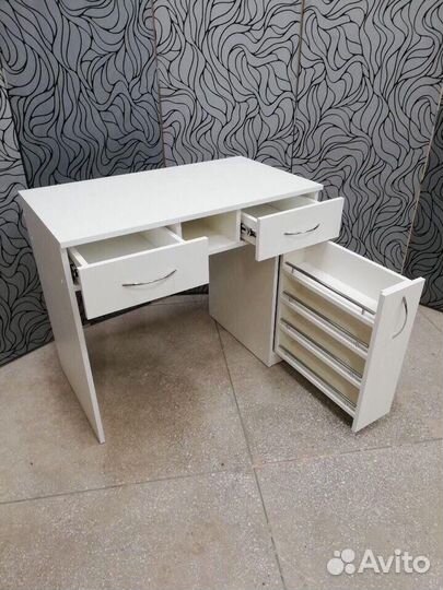 Маникюрный стол