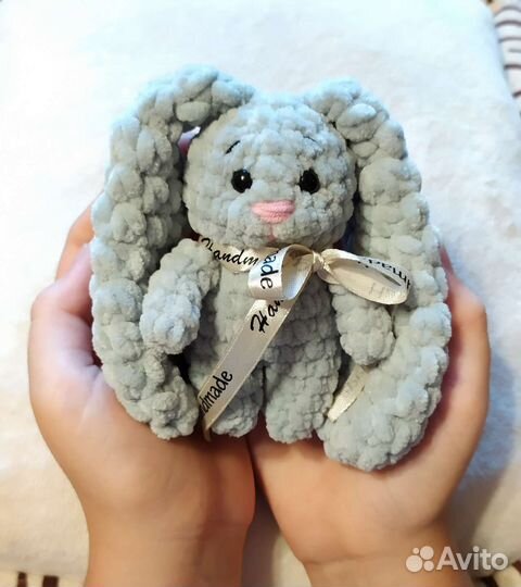 Плюшевая вязаная зайка