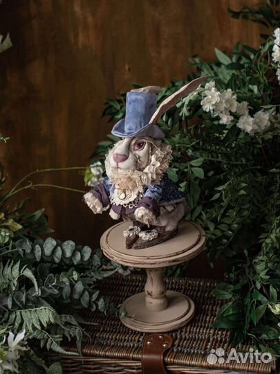 Белый кролик в наличии из Алиса в стране чудес