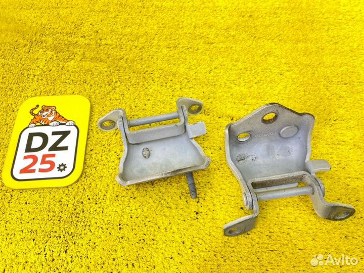 Петли двери багажника задние Toyota Land