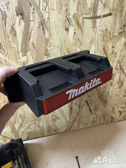Настенный держатель АКБ Makita 18v LXT