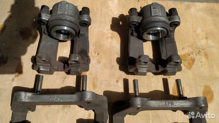 Тормозные суппорта BMW под диск 330 мм передние