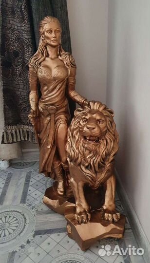 Девушка со львом