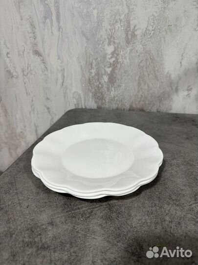 Тарелки белые плоские