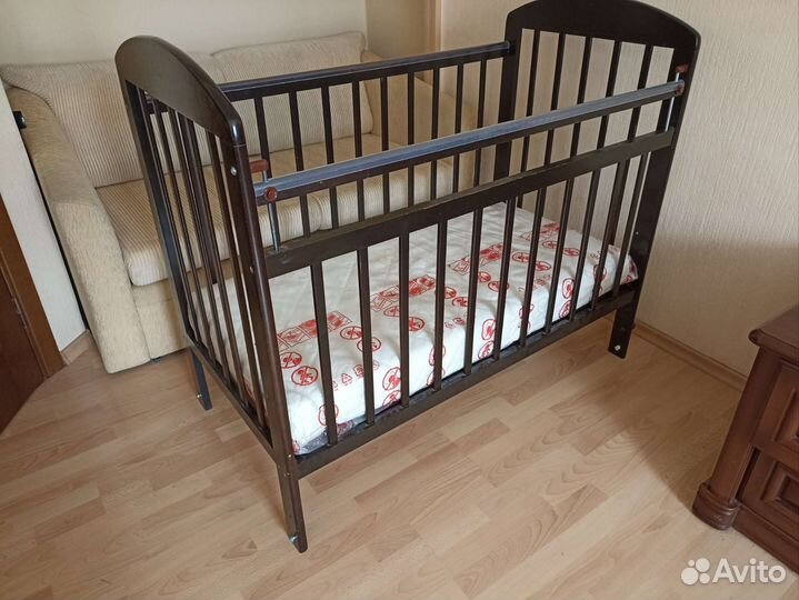 Детская кроватка с маятником