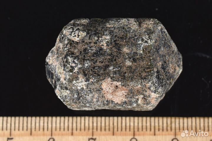 Крупный кристалл Вилуит (везувиан). Лот №273