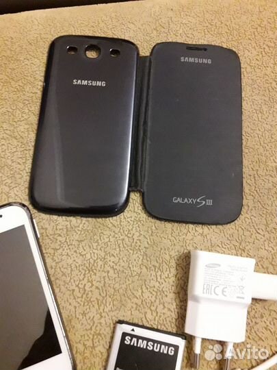 Телефон, наушники, зарядка аккумулятор и чехол