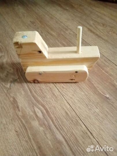 Деревянный трактор