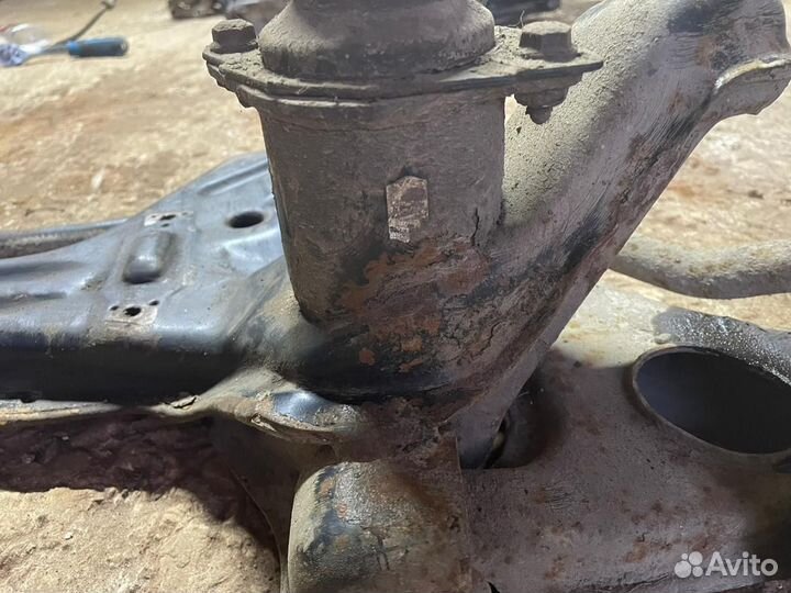 Подрамник VW Passat B3