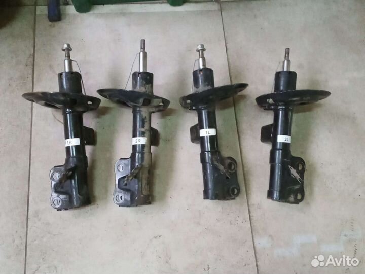 Амортизатор передний левый правый Toyota Camry V70