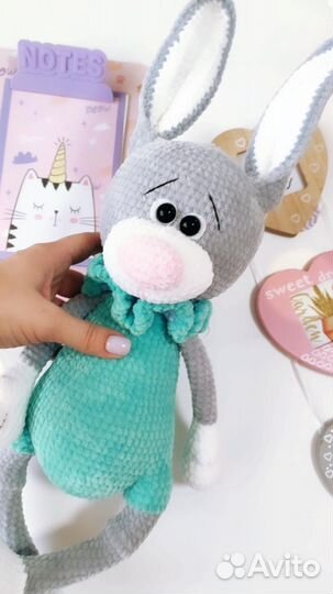 Большой вязаный заяц