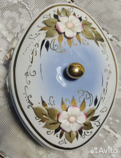 Шкатулка фарфоровая с лепными цветами