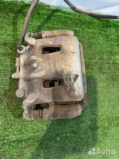 Суппорт тормозной передний левый Nissan Serena