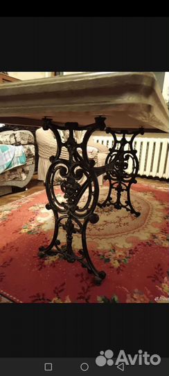 Стол на чугунном основании