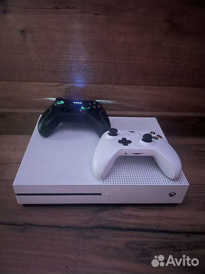 Xbox One s 1tb+2 геймпада