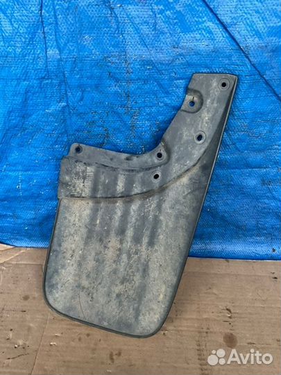 Брызговик задний левый Toyota Tacoma GRN265 1grfe